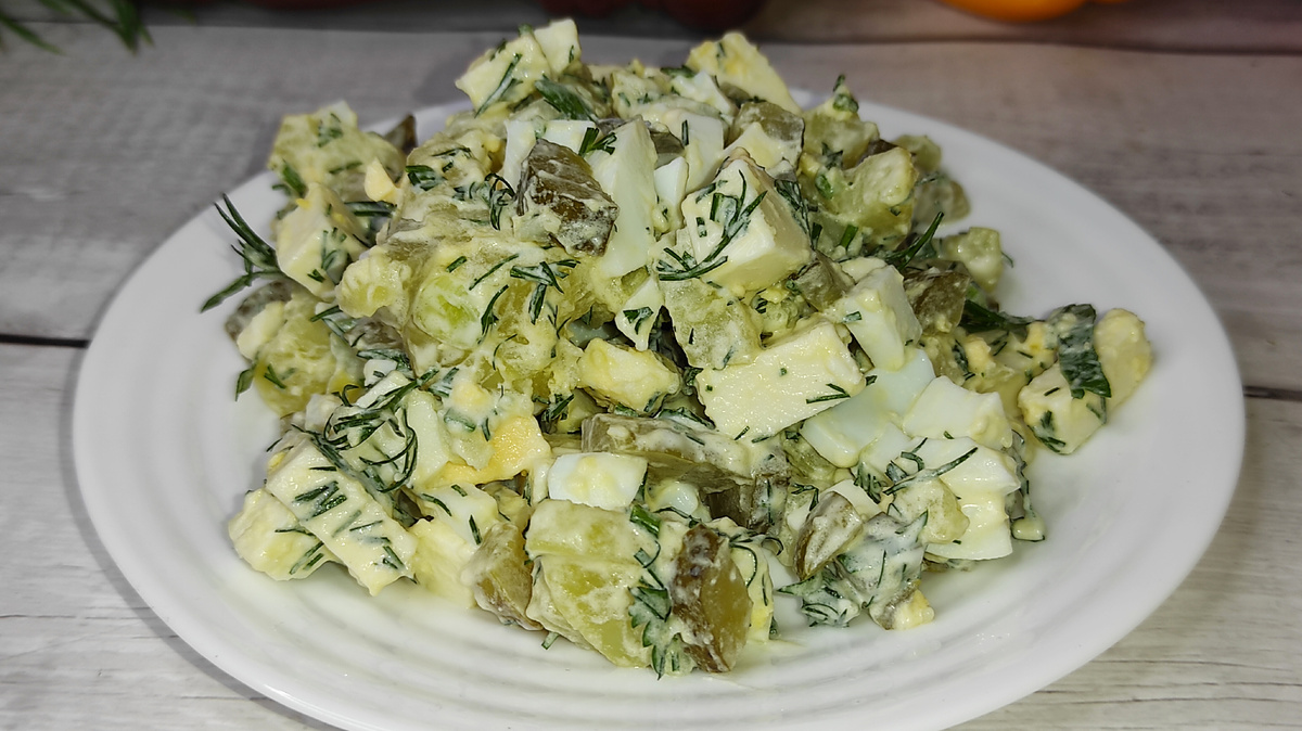 Салат с картофелем, плавленым сыром и маринованными огурцами. Фото автора. 