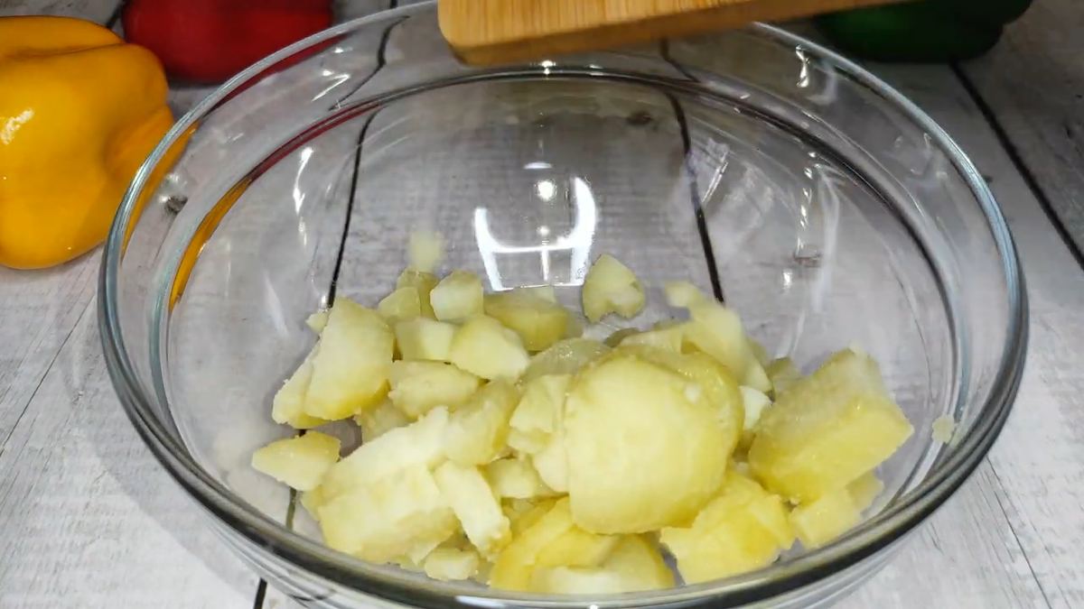 Простейший салат с картофелем, плавленым сыром и маринованными огурцами. Фото автора.