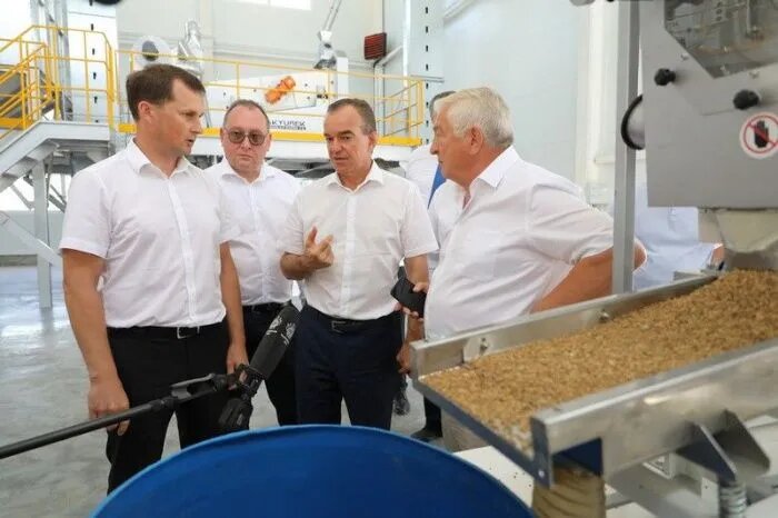 В августе губернатор Краснодарского края Вениамин Кондратьев и директор компании «Успенский сахарник» Сергей Шатохин обсудили будущий запуск производства семян сахарной свеклы на базе предприятия / Фото: admkrai.krasnodar.ru