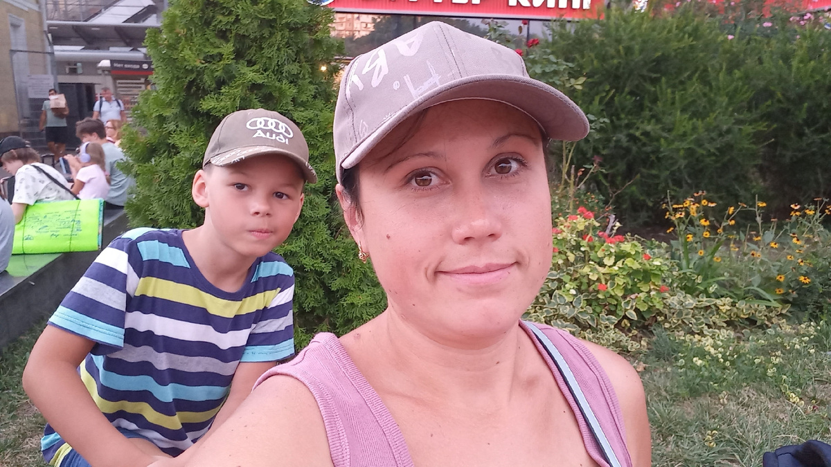 Это мы в Адлере, возле жд, из отпуска домой едем, 2025