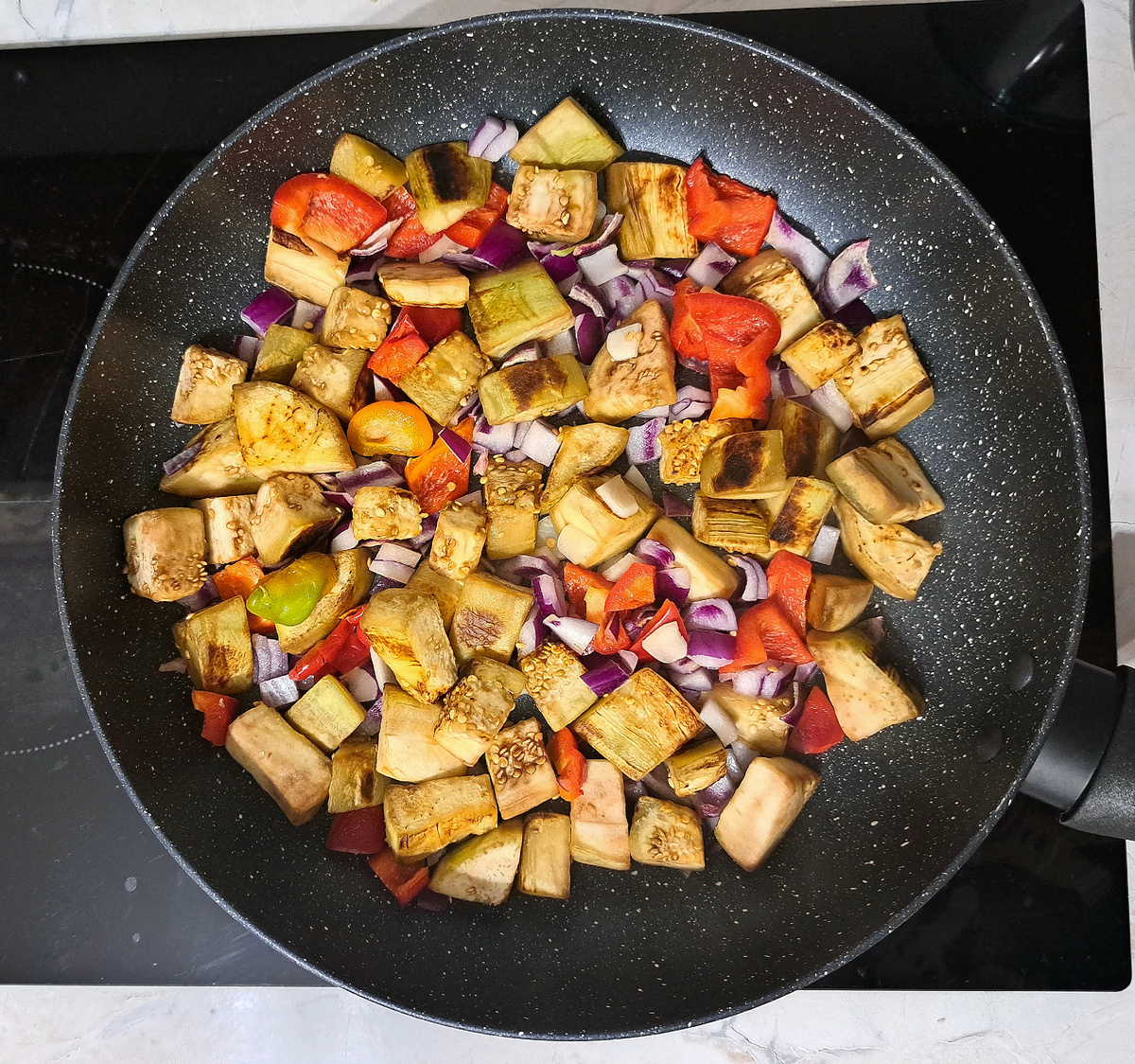 Обжариваем овощи