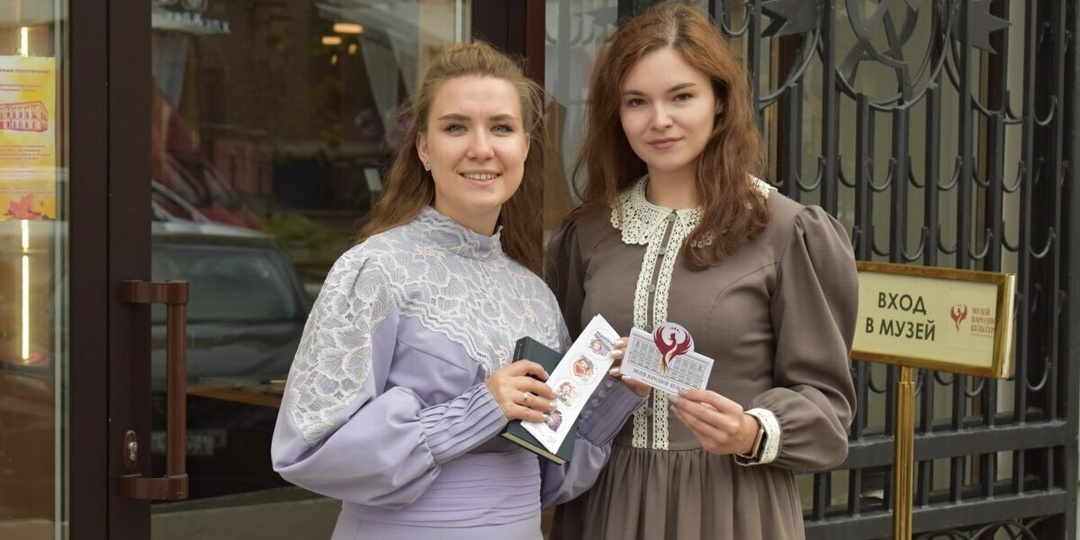 В Белгороде сотрудницы музея прошли по Гражданскому проспекту в костюмах XIX века
