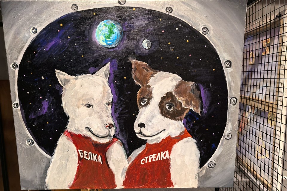    На выставке присутствовала Заслуженная артистка России Юлия Чичерина. Ею нарисованы две картины и обе – про Белку и Стрелку Юлия АНДРИЕНКО