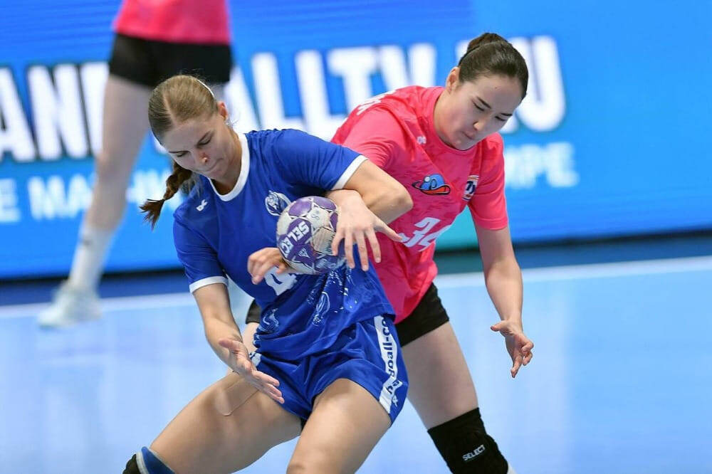    Елена Андриянова (справа) была единственной линейной у гостий