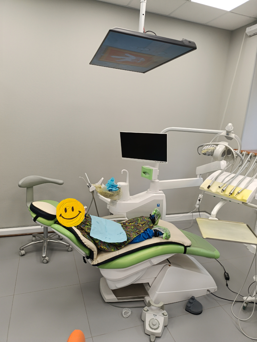 Фторирование зубов, спокойно лежит со штукой во рту и ждёт. Мультики на потолке - это, конечно, вещь 