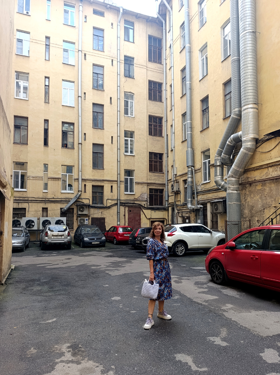 Все фото автора. Вышли из дома. Во дворе. 