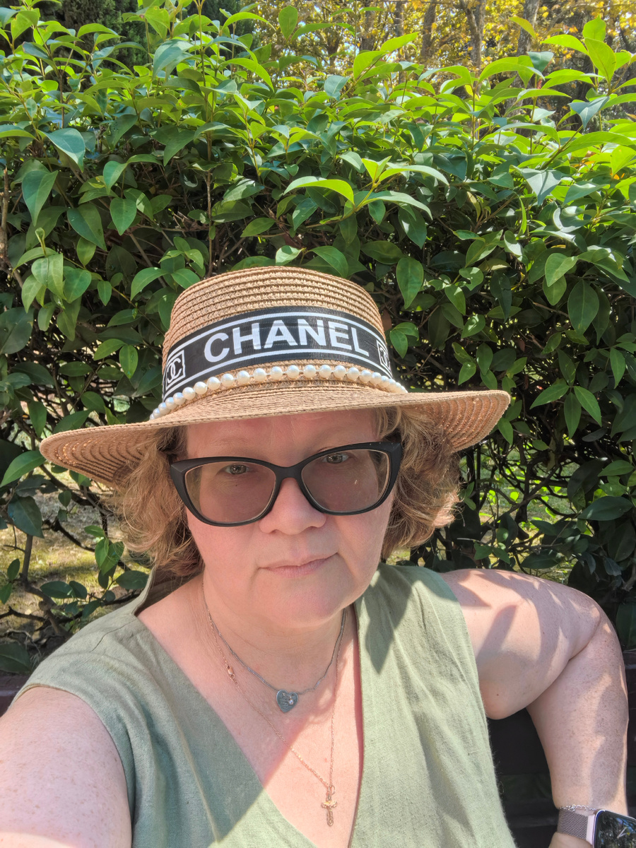 Мадама в шляпе 