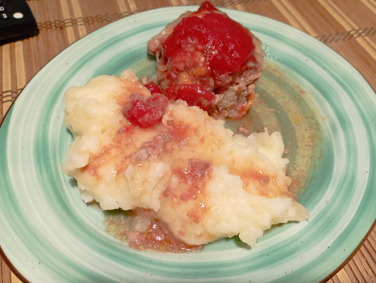 Ужин... Мой... Я и забыла, как же это вкусно, когда на ужин пюре с тефтелями