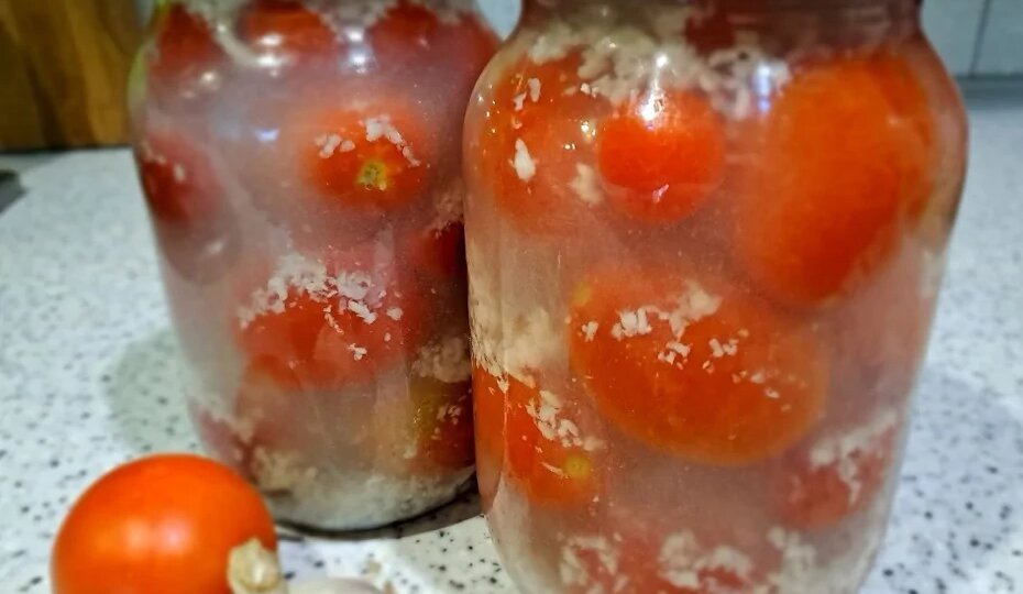 Маринованные помидоры на зиму с чесноком