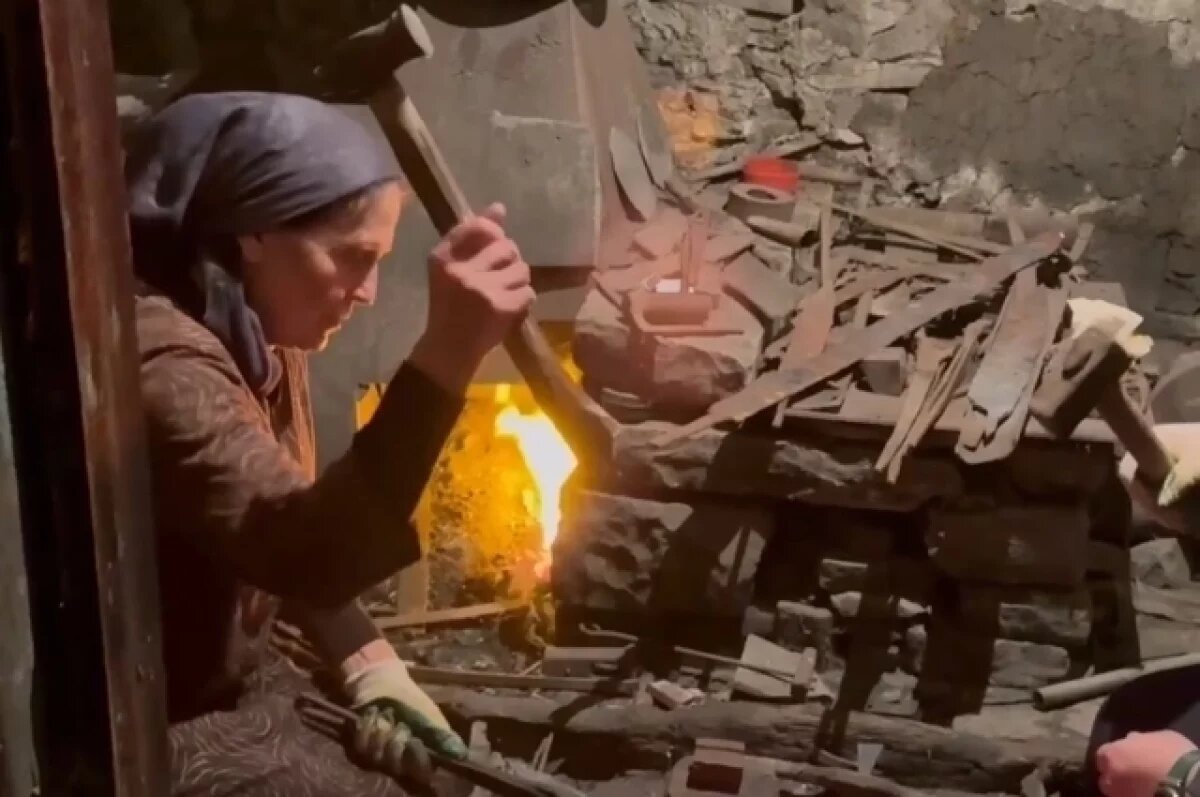    Хамзаев захотел наградить единственную в РФ женщину-кузнеца из Дагестана