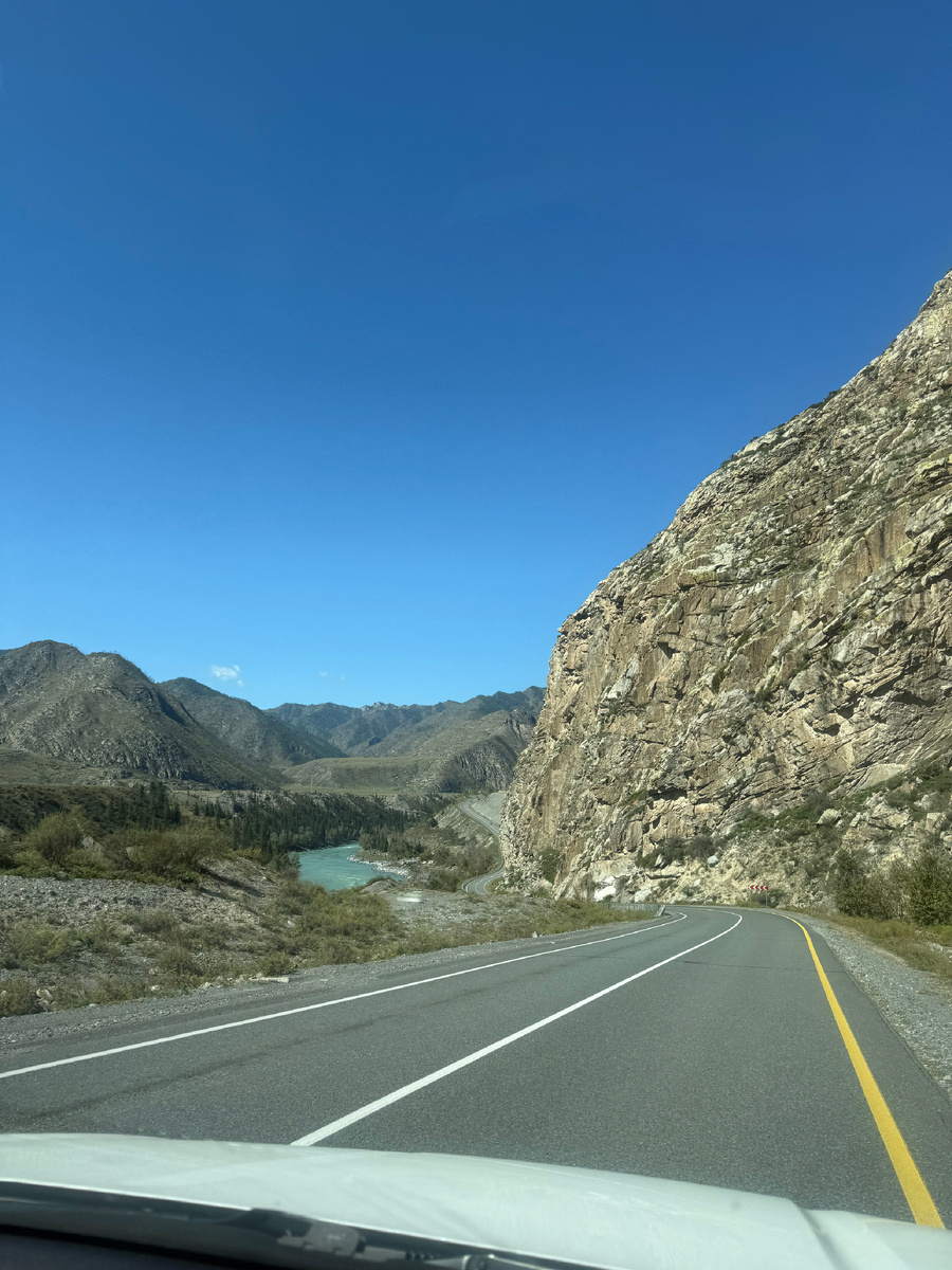 Чуйский тракт. Справа скалы, слева река. Фотография из личного архива. 