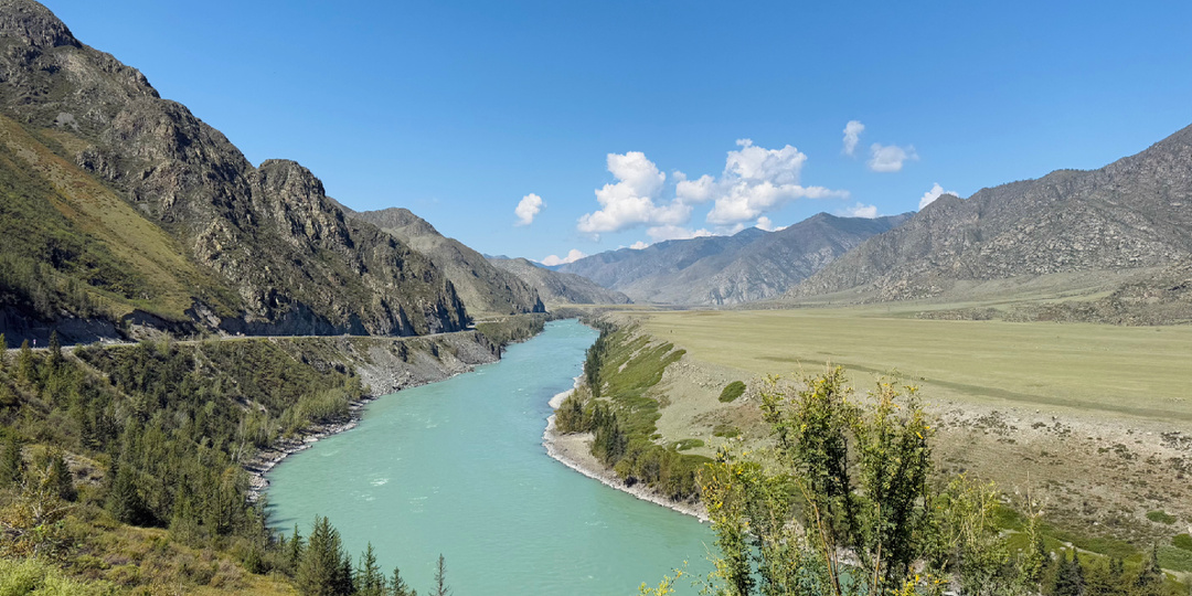 Одна из самых красивых дорог в мире по мнению журнала National Geographic находится на Алтае. Там же можно посетить Марс и Луну!