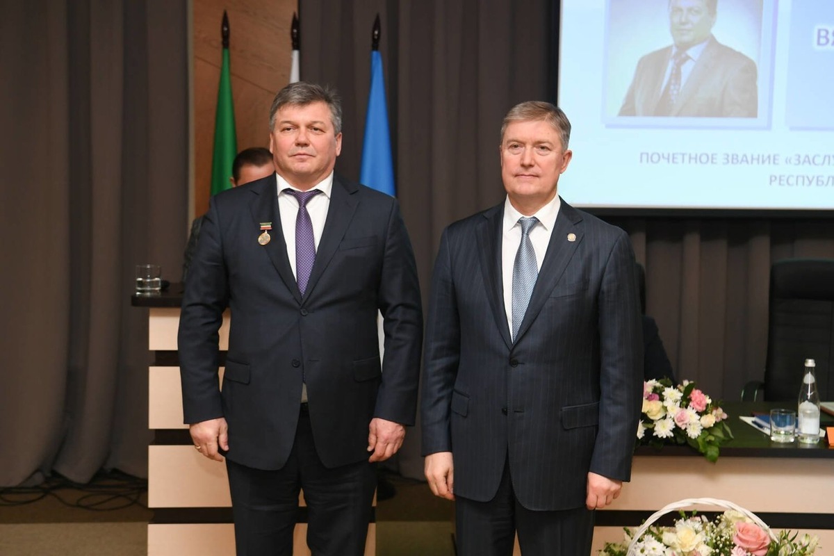    Фирму «МВЕН» возглавил Вячеслав Дунин (на фото слева), бывший гендиректор предприятия по техническому обслуживанию воздушных судов «Тулпар Техник». взято с сайта tatarstan.ru