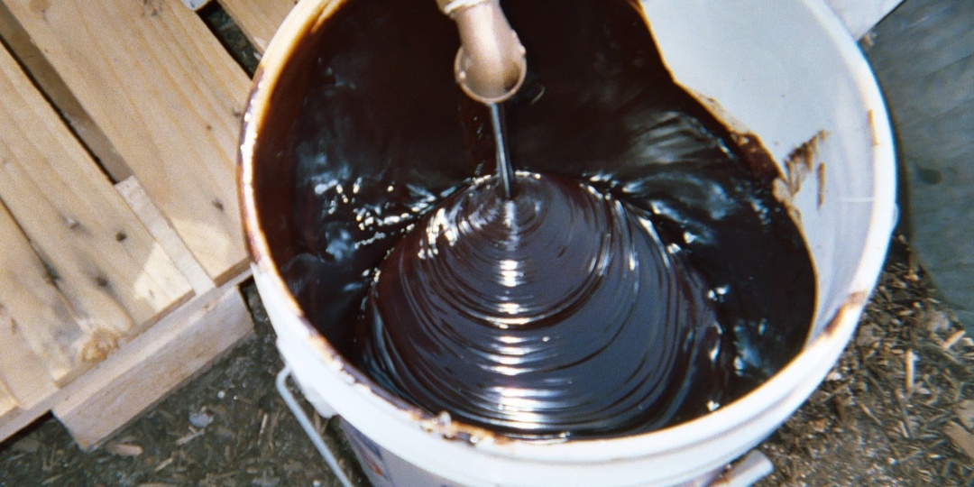 Самый крепкий клей своими руками: смола и уголь вместо химии