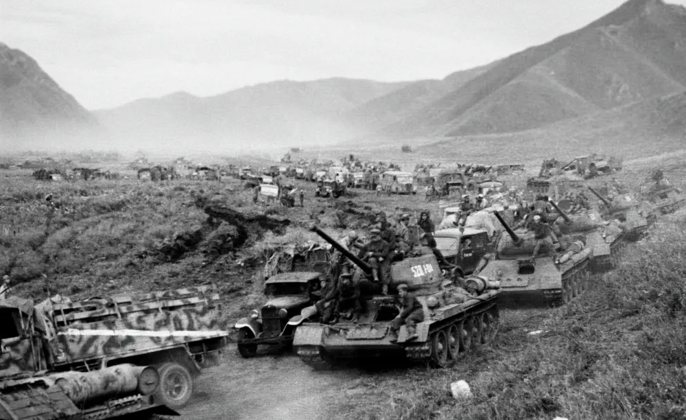 Танковая армия СССР переходит через Большой Хинган. Китай. Август 1945. Семен Раскин - РИА Новости