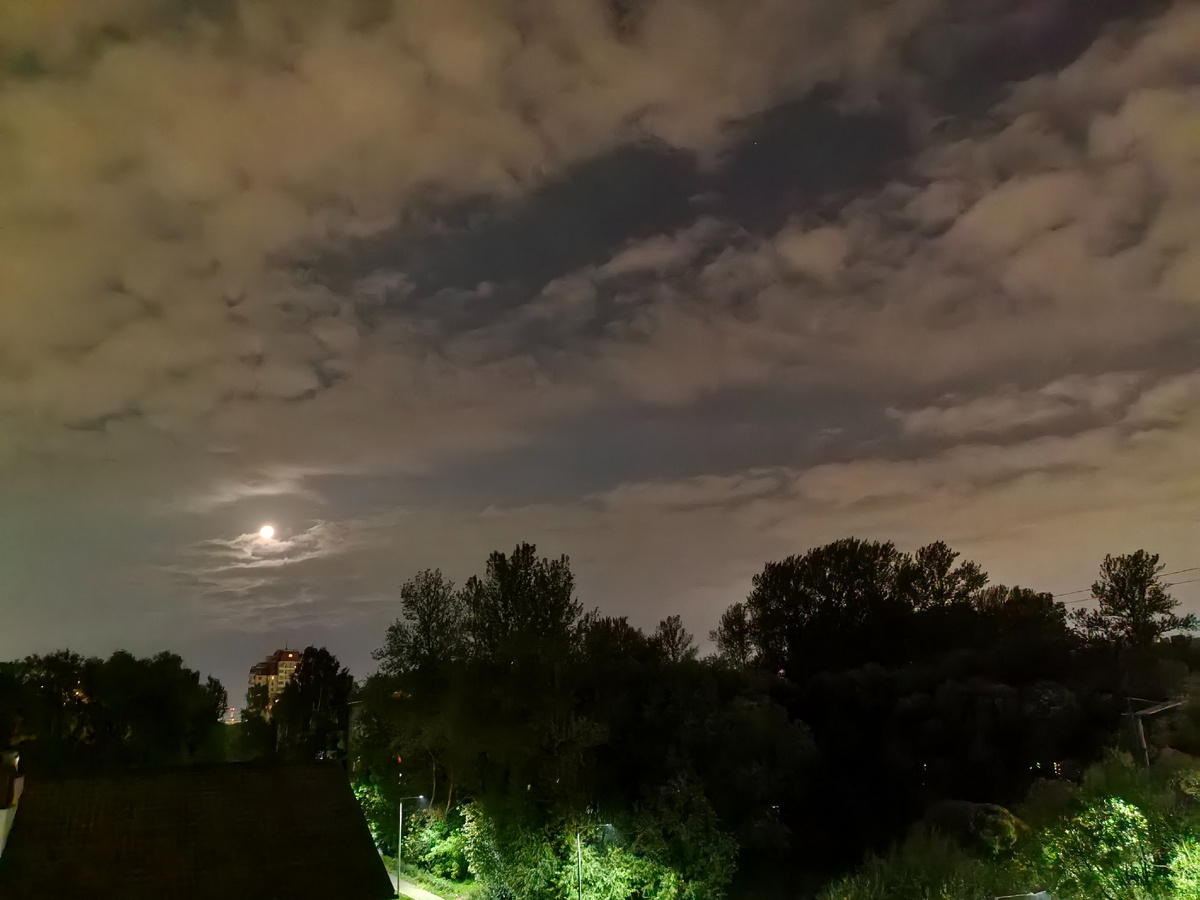 Теперь из окна я вижу луну, небо и зелень. Ну красота же!