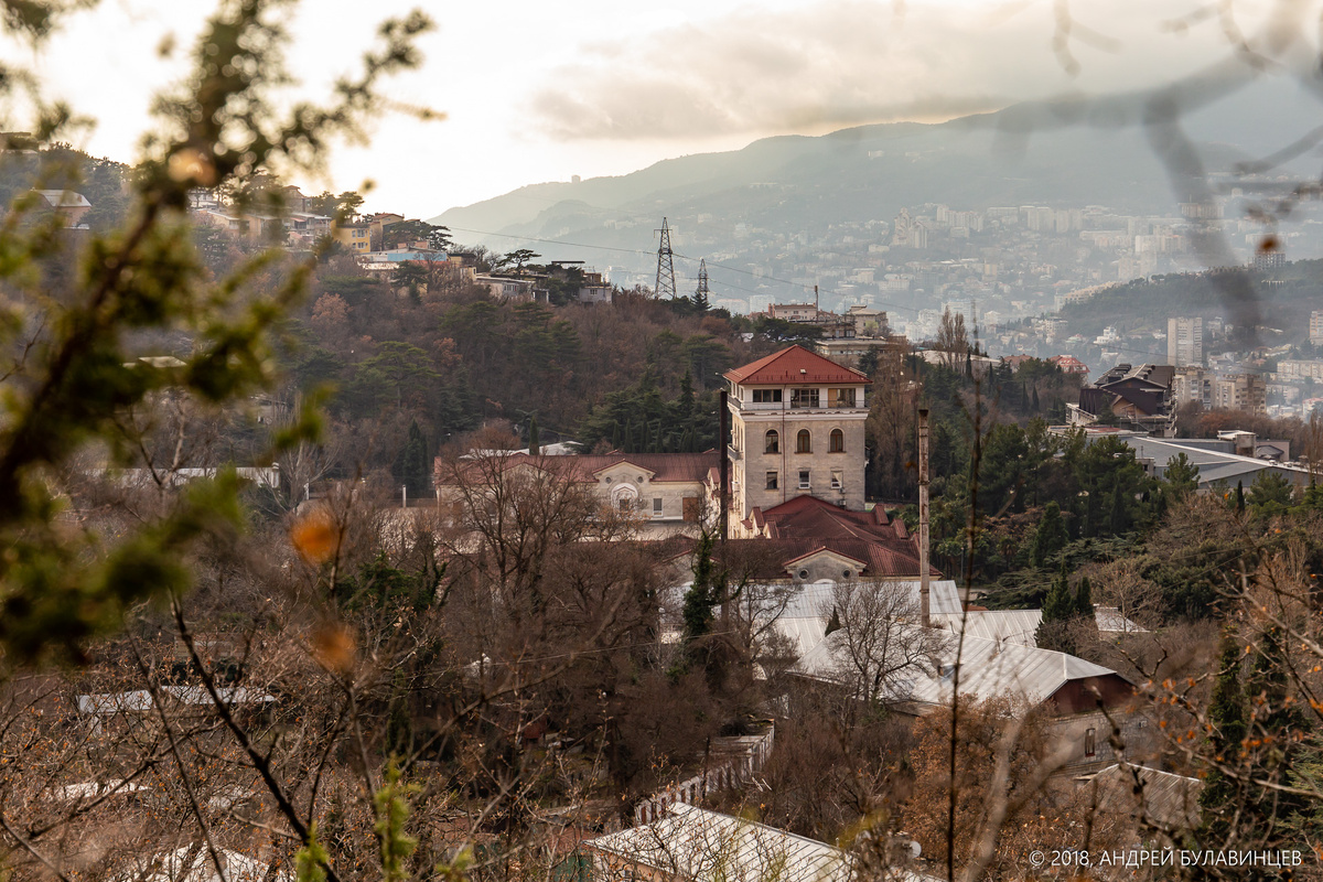 вид на Массандровский винзавод и Ялту