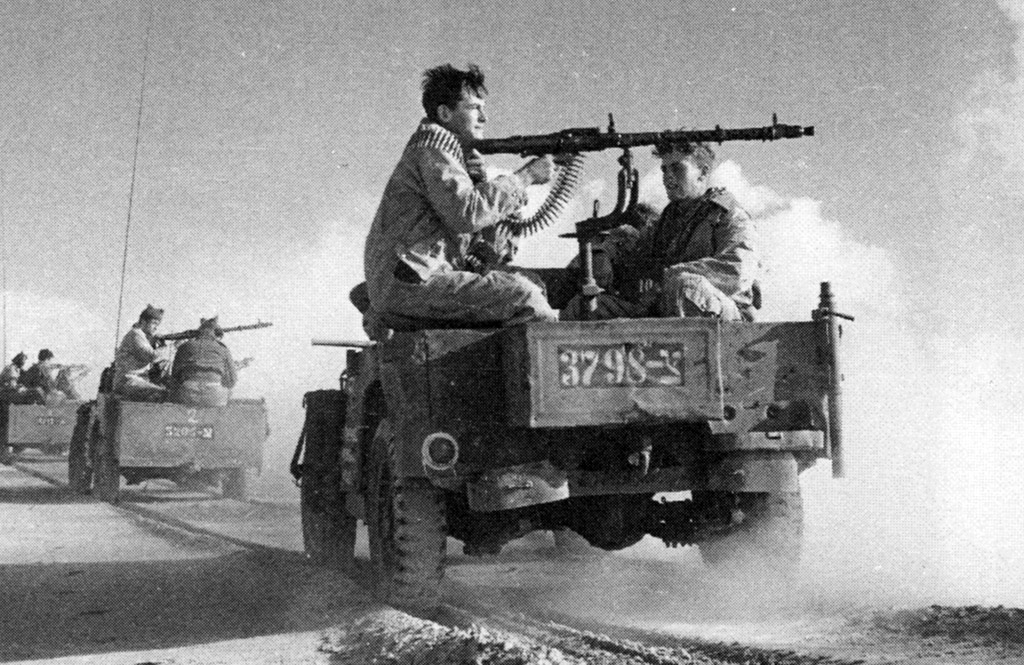 Вооруженные Willys CJ-2A и Willys MB на задании.