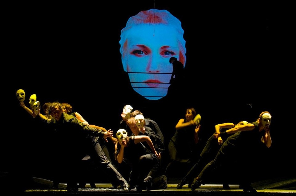    Спектакль "Распятая юность". Фото со страницы Луганского академического музыкально-драматического театра имени Голубовича.