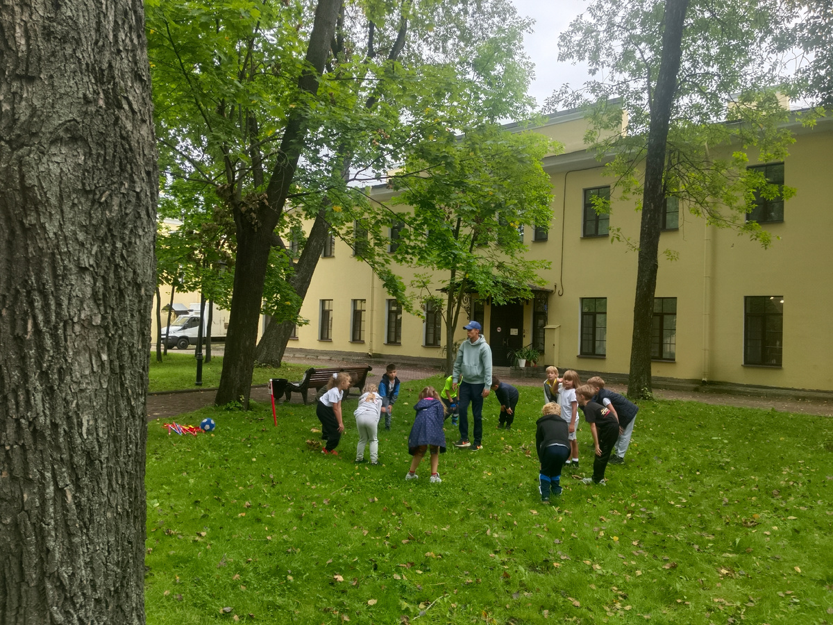 Владислав Константинович Брыкин занимается с первоклассниками на территории комплекса