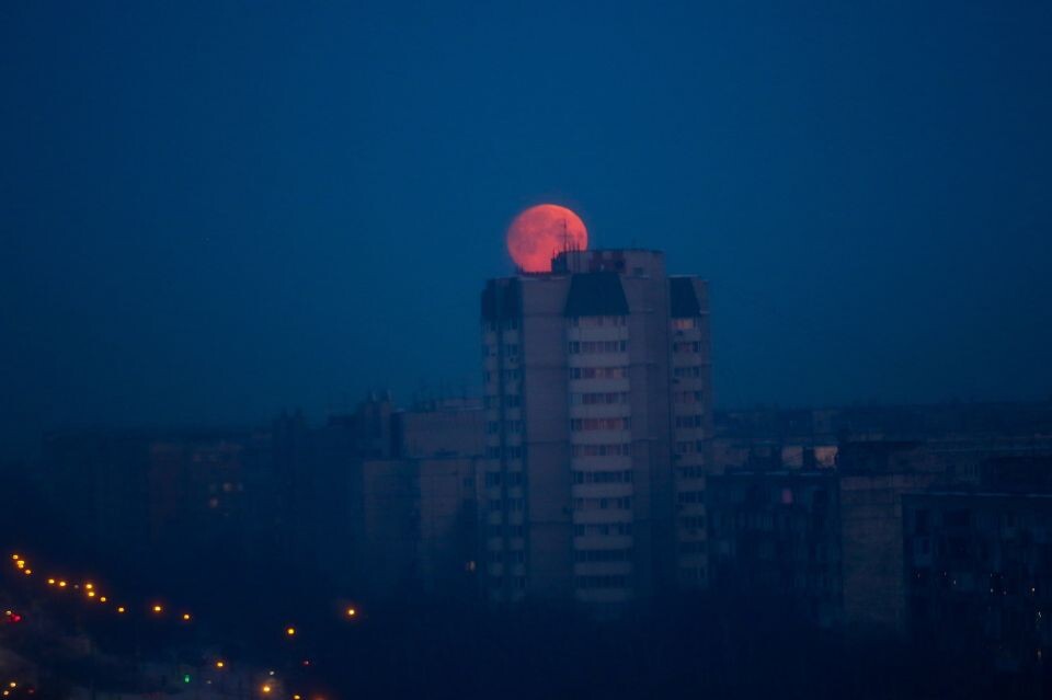    Кровавая Луна над Барнаулом. Источник: Виталий Барабаш