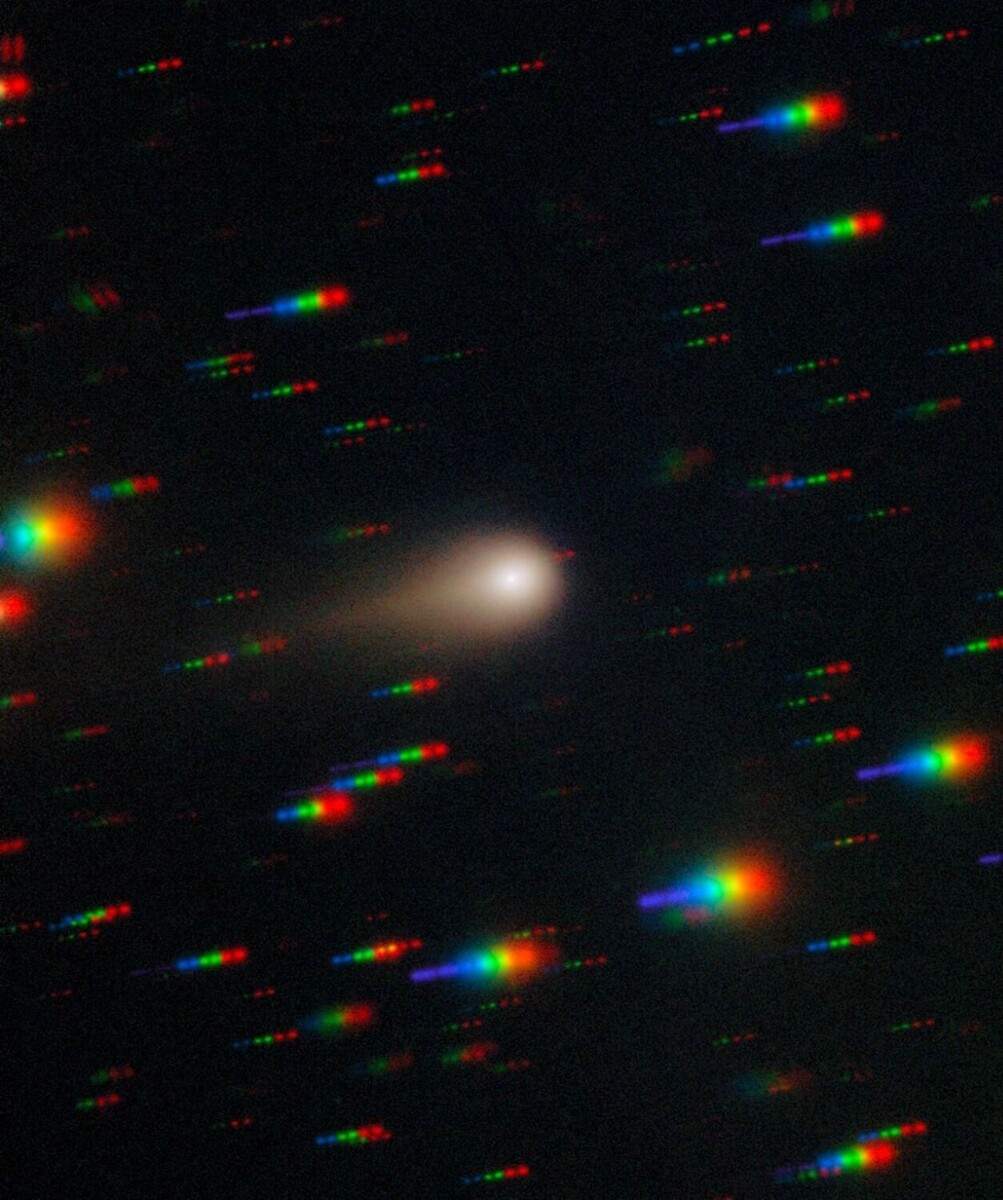 Комета 3I/ATLAS проносится по плотному звездному полю. Изображение составлено из экспозиций, сделанных через красный, зеленый, синий и ультрафиолетовый фильтры. Фото: International Gemini Observatory/NOIRLab/NSF/AURA/Shadow the Scientist. Image Processing: J. Miller & M. Rodriguez (International Gemini Observatory/NSF NOIRLab), T.A. Rector (University of Alaska Anchorage/NSF NOIRLab), M. Zamani (NSF NOIRLab)