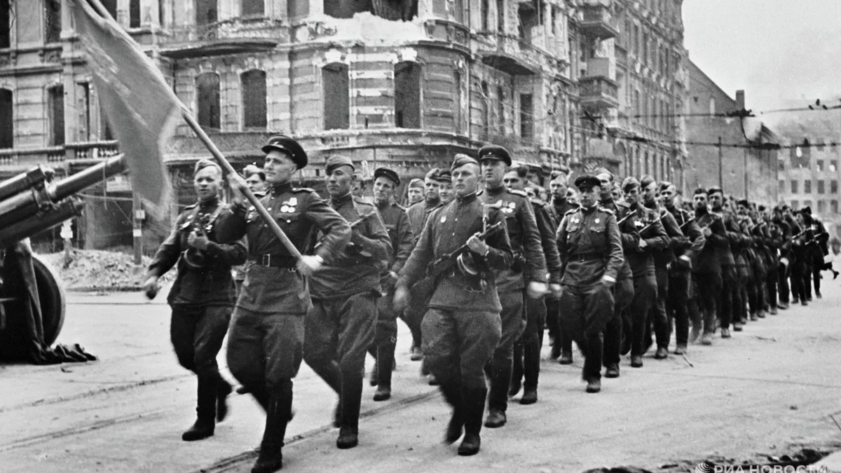 Колонна советских воинов марширует по берлинским улицам, 7 сентября 1945 года