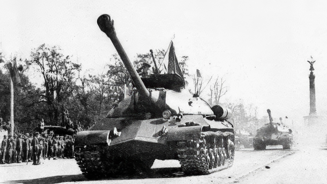 Колонна из советских тяжелых танков ИС-3 проходит по Шарлоттенбургскому шоссе
