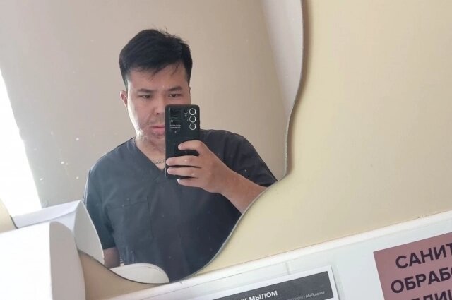    Пока Мирлан работает медбратом, но он не оставил мечту стать пластическим хирургом. Фото: Из личного архива/ Мирлан Туратбеков