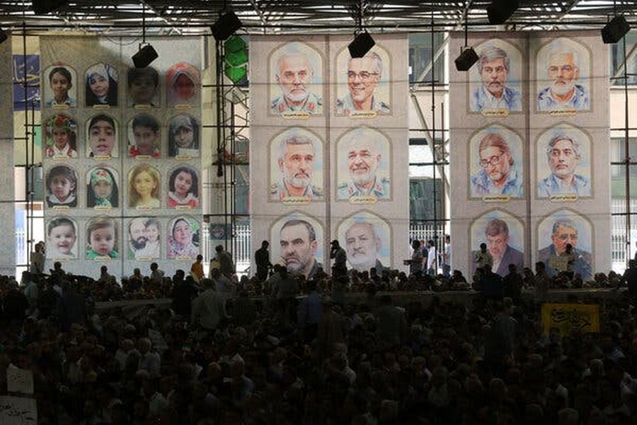 баннер в Тегеране с фотографиями иранских военачальников и ученых-ядерщиков, убитых израильскими ударами