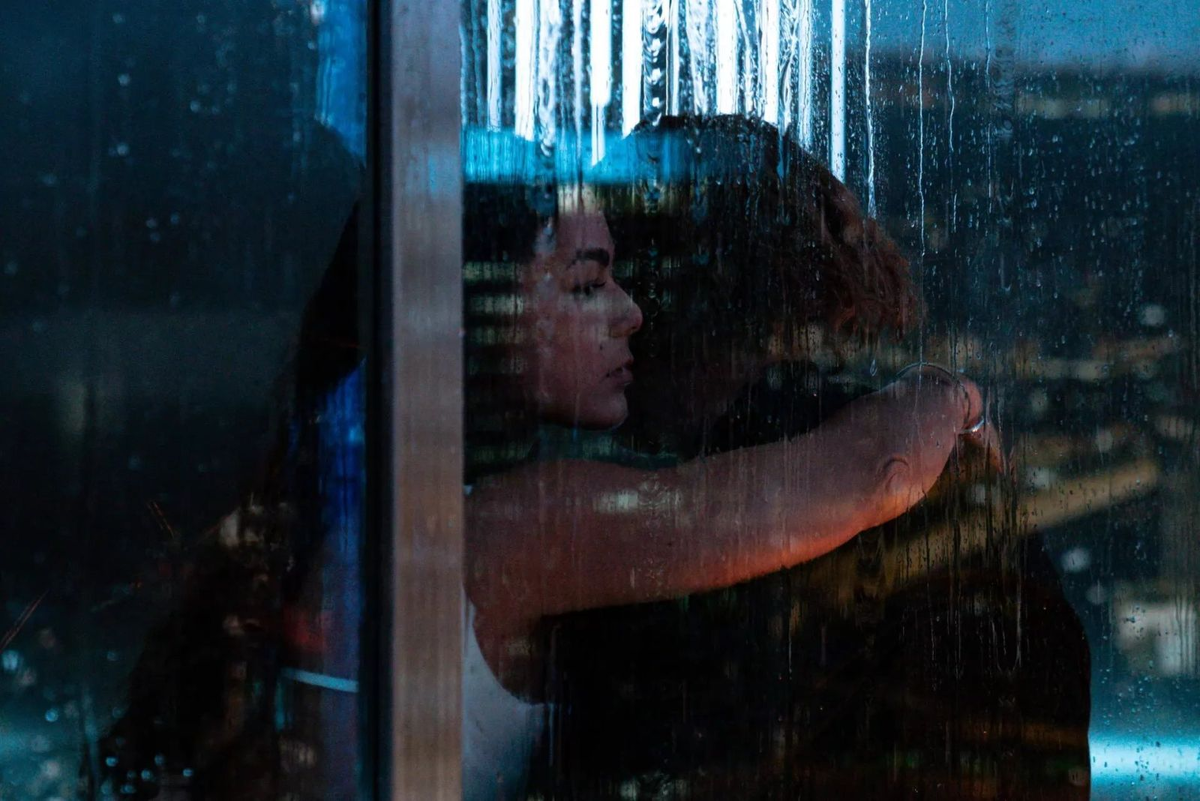 🎬 «Вниз» — когда Егор Крид застрял в лифте, а жанр психологического триллера — в тупике