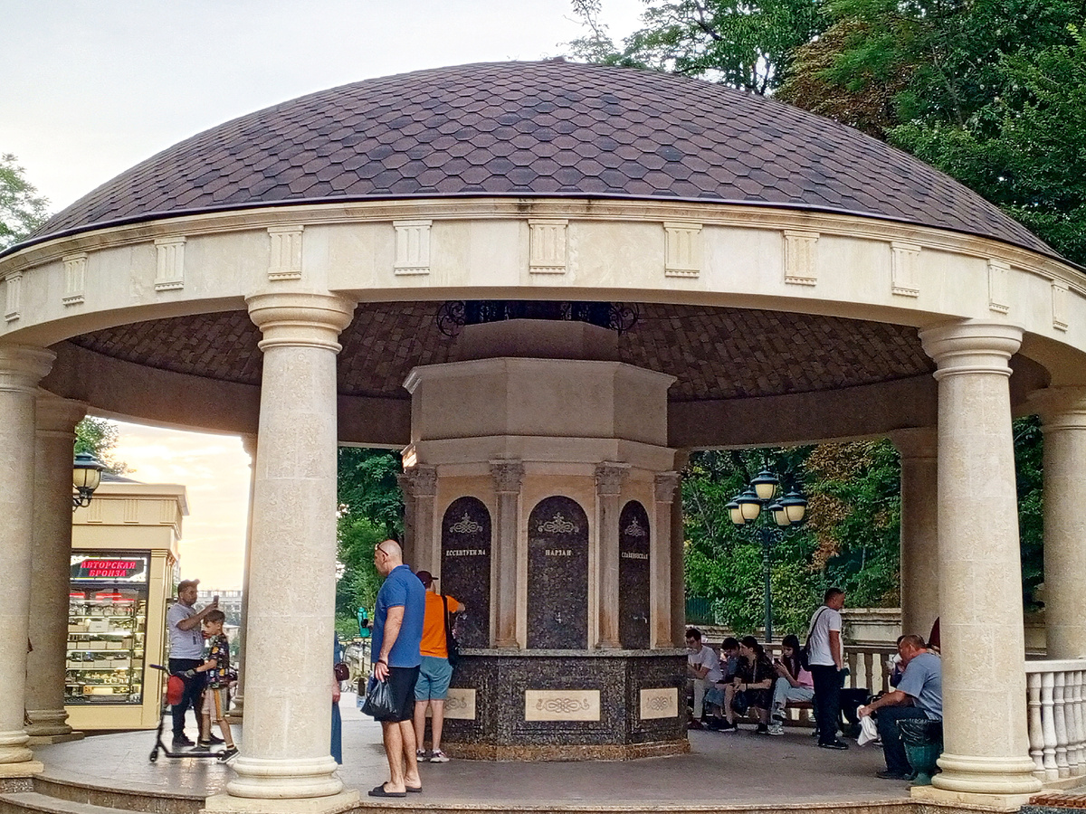 Питьевой бювет на проспекте Ленина.