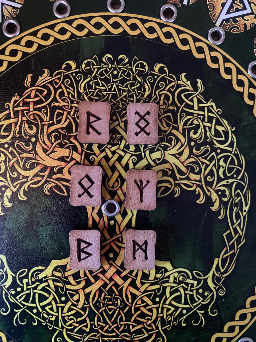 Фото 2. Фото канала Таро Портал. Найдите выбранную вами пару рун. 