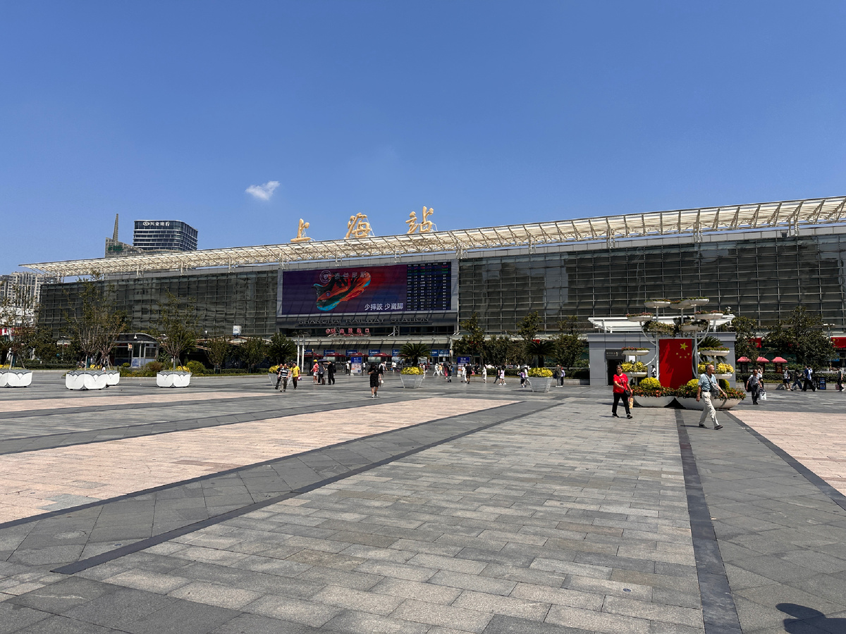 Здание где заходят уже с билетами, китайским id 