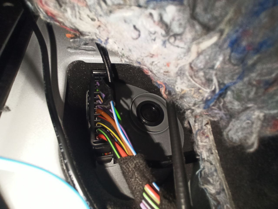 Сине-серый провод с изолентой — это плюс подсветки кнопок водительской двери.