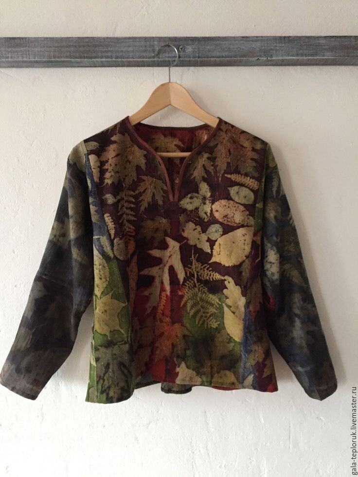 в технике эко-принт создаётся не только одежда, но и многие другие вещи, например, обложки для блокнота. А ещё эко-принт возможен не только на ткани, но и на бумаге и коже (яндекс фото)