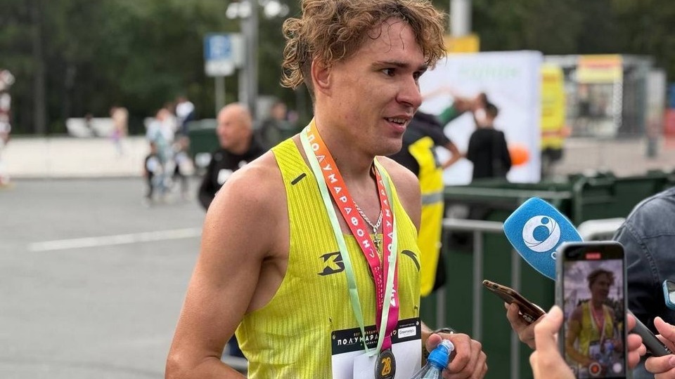 Первые мужчина и женщина финишировали на Сибирском фестивале бега