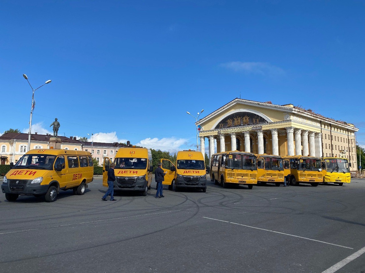    Семь школ Карелии получили автобусы для учеников 28 августа 2025 года. Фото: Telegram-канал главы Карелии Артура Парфенчикова