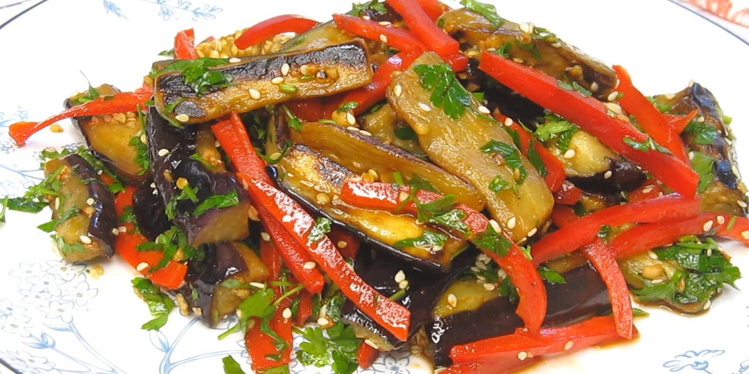 Осенний салат из баклажанов. Минимум ингредиентов, но вкус вас приятно удивит.