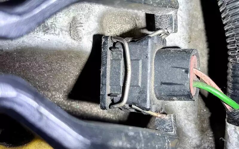 Разъем штекера топливной форсунки третьего цилиндра двигателя Лады Гранты📷
