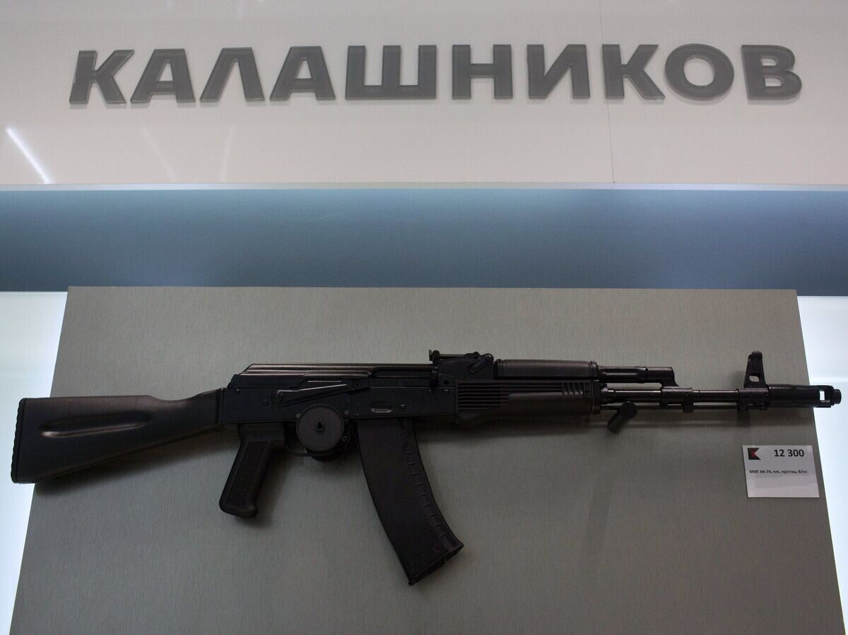    Автомат АК-74 на витрине магазина концерна "Калашников"© РИА Новости / Илья Питалев