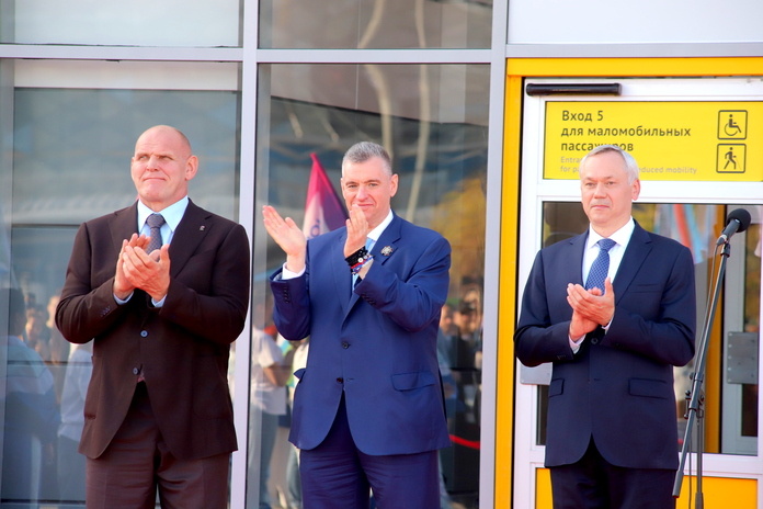    Александр Карелин, Леонид Слуцкий и Андрей Травников (слева направо) на открытии станции новосибирского метро «Спортивная». Фото: Михаил Периков