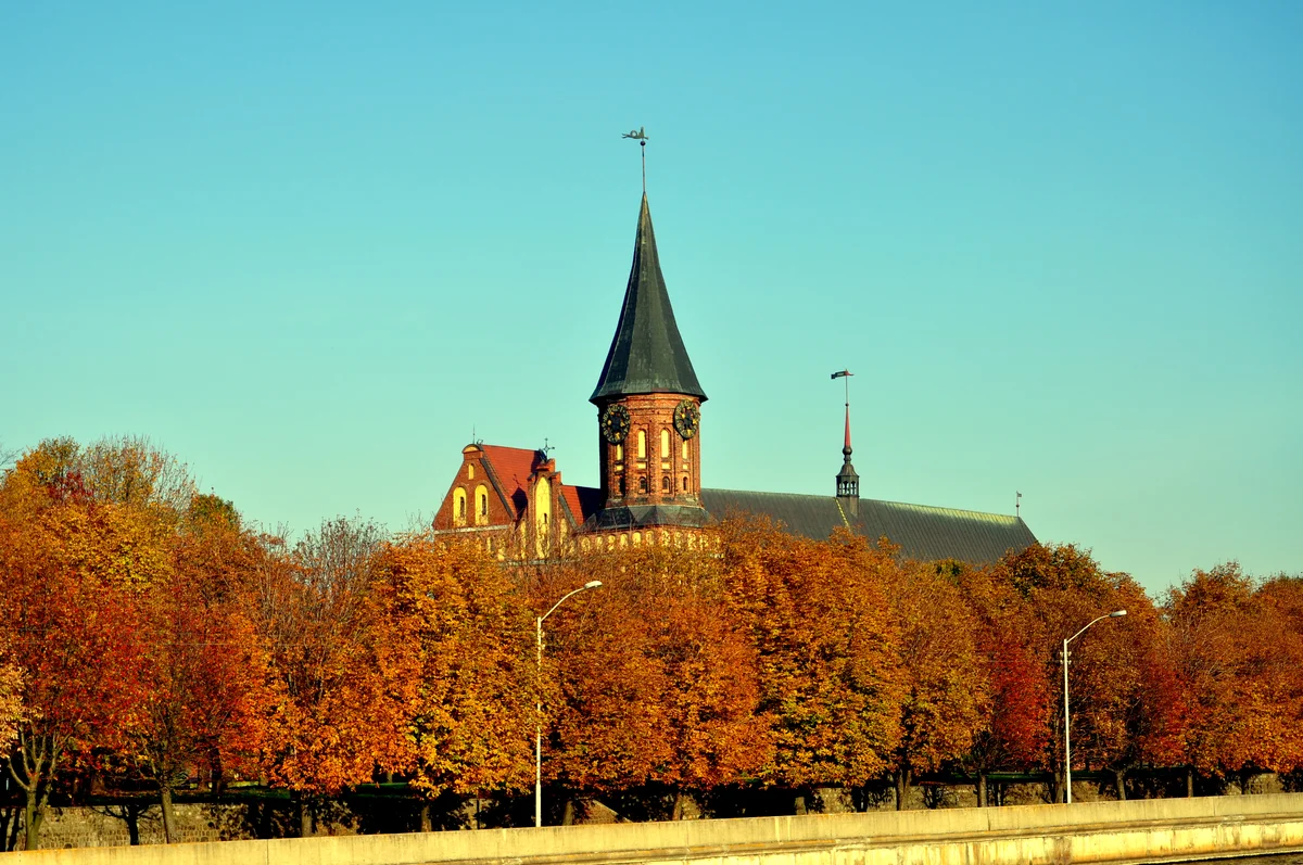 Фото Кафедрального собора в Калининграде осенью