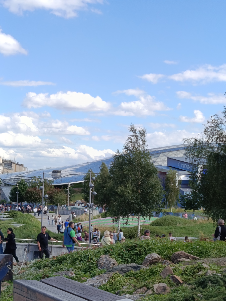 Природные ландшафты парка Зарядье привлекают толпы туристов. Фото автора