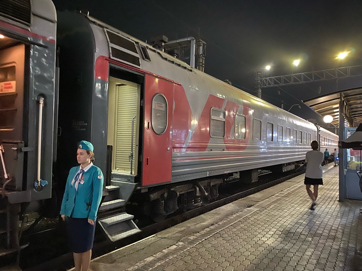 Это проводник другого вагона, если что. Фото снял для красоты. Фото автора. 