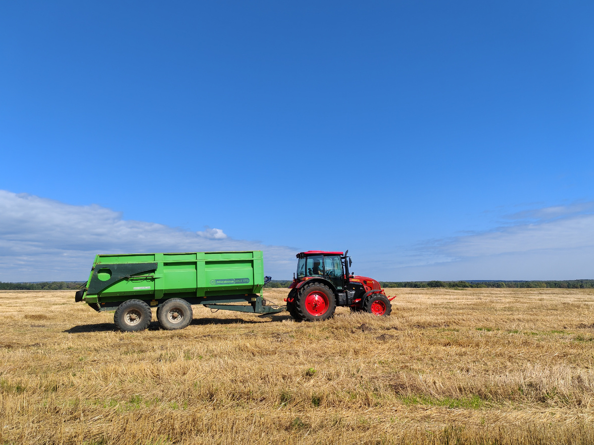 По полям, по полям красный трактор едет к нам))