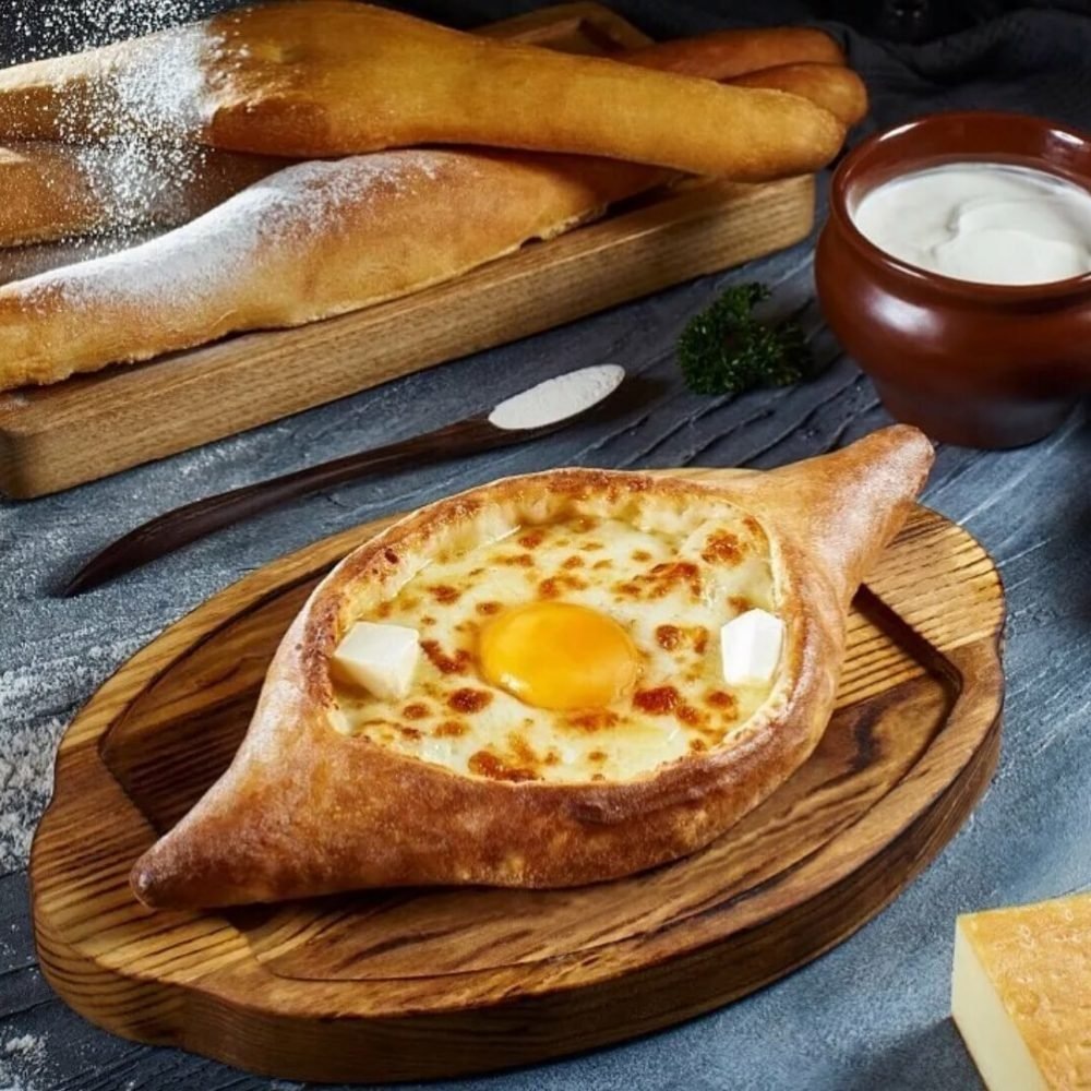 Хачапури по-аджарски — как в Батуми. Готовлю за 1 час, с яйцом и маслом сверху.