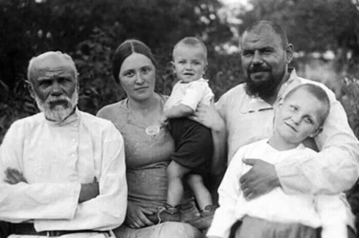 Николай Дроздов с семьёй (на руках у мамы)



