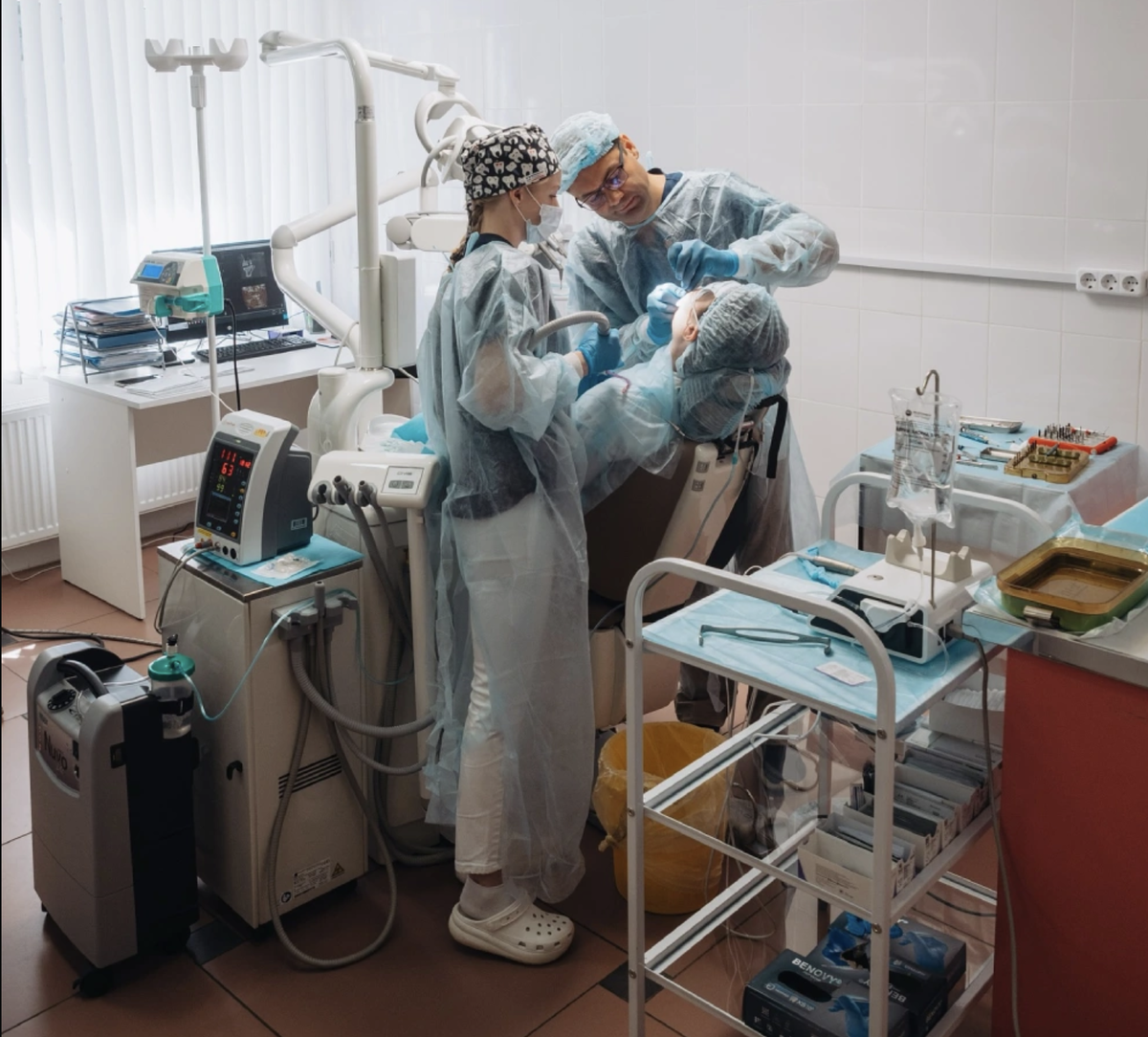 Перед операцией важно убедиться, что вам поставят оригинальные импланты из «белой» партии.