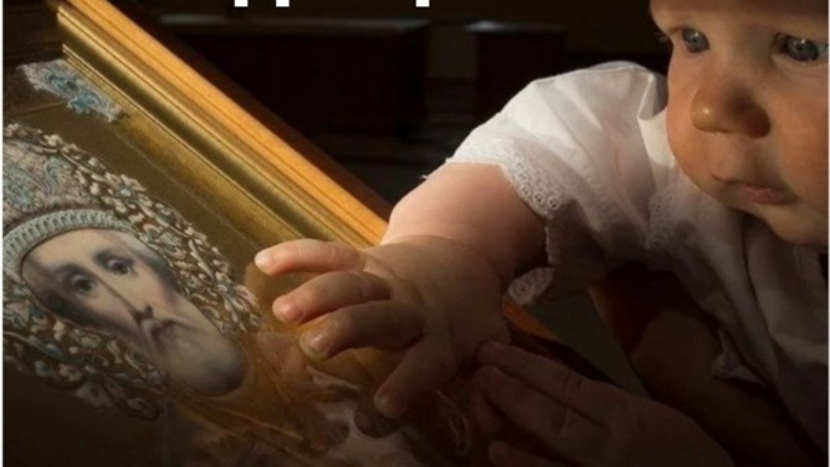 Один молодой человек лет шести, которого батюшка угостил печеньем, взял и аккуратно положил угощение в карманчик.
- Ты не хочешь печенья?
- Хочу.
- А почему не ешь?
- Это для моего младшего братика